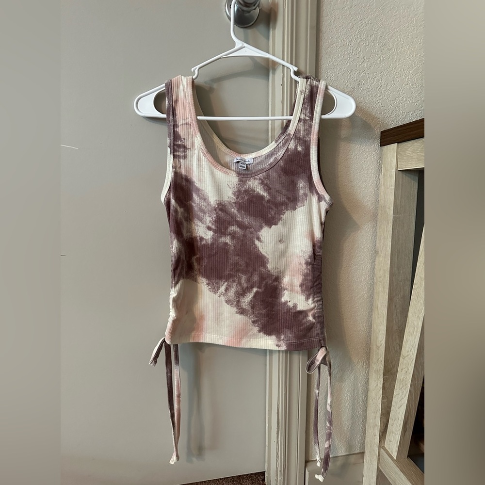 Love, fire Junior’s Side-Ruched Tank Top. Size Medium.